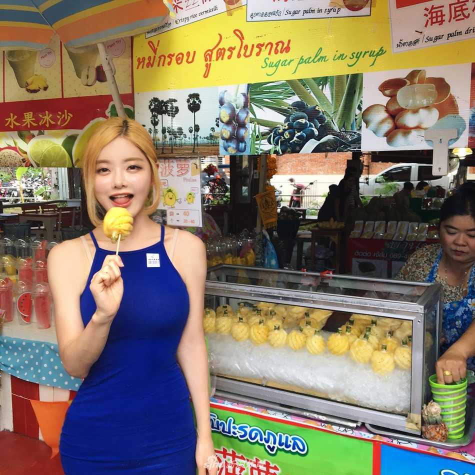 在这个静谧的角落，DJ Soda暂时告别了舞台的喧嚣，一身休闲装扮的她仿佛邻家女孩，但那满满一墙的限量球鞋却暴露了她作为潮流收藏家的真实身份，每一双鞋都诉说着她对乔丹的热爱。