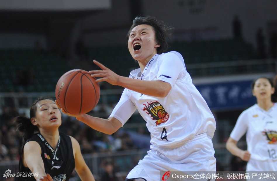 山西队防守悍将赵志芳全场紧逼，如橡皮糖般粘着陕西队后卫，成功完成抢断瞬间。