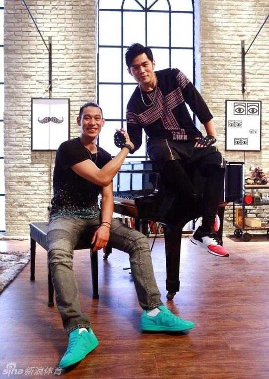 在明星慈善赛上，周杰伦面对林书豪的严密防守，依然自信地运球突破，眼神坚定，仿佛在说：就算是NBA球星，我也要试试看。