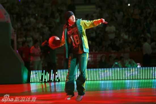 身披战袍的周杰伦在篮板下高高跃起，身体在空中绷成一道优美的弧线，手中的篮球即将脱离指尖，飞向篮筐，神情专注得像个备战高考的少年。