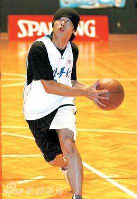 进球后的周杰伦露出了标志性的得意表情，手指指向天空，仿佛在说：哎哟，不错哦，这颗球很有意义。