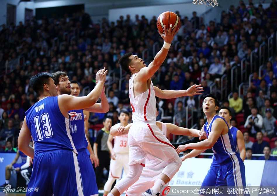 男篮世预赛蓝队客场狂胜中国香港 全队六人得分上双 小将胡金秋在乱战中高高跃起,以一记灵活的补篮将球送入篮筐,他在国际赛场上努力展现着自己的拼劲与天赋。