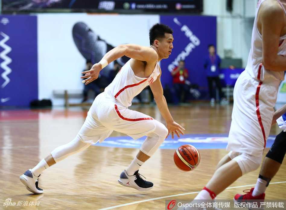 男篮世预赛蓝队客场狂胜中国香港 全队六人得分上双 男篮核心易建联在对手内线轻松跃起,以一记势大力沉的单手劈扣终结进攻,中国香港队球员只能无奈仰望。