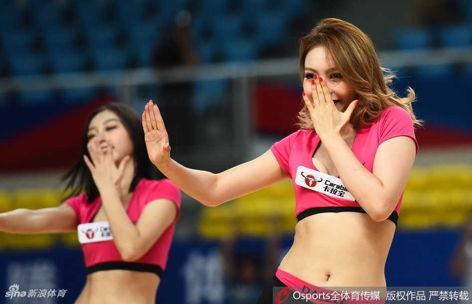 男篮亚冠赛场刮起粉红色风暴 炫舞团啦啦队热力绽放 动感节奏中,炫舞团宝贝们排成一列,动作整齐划一挥洒着汗水,粉红色的身影在灯光下跃动,成为赛场内最灵动的风景线