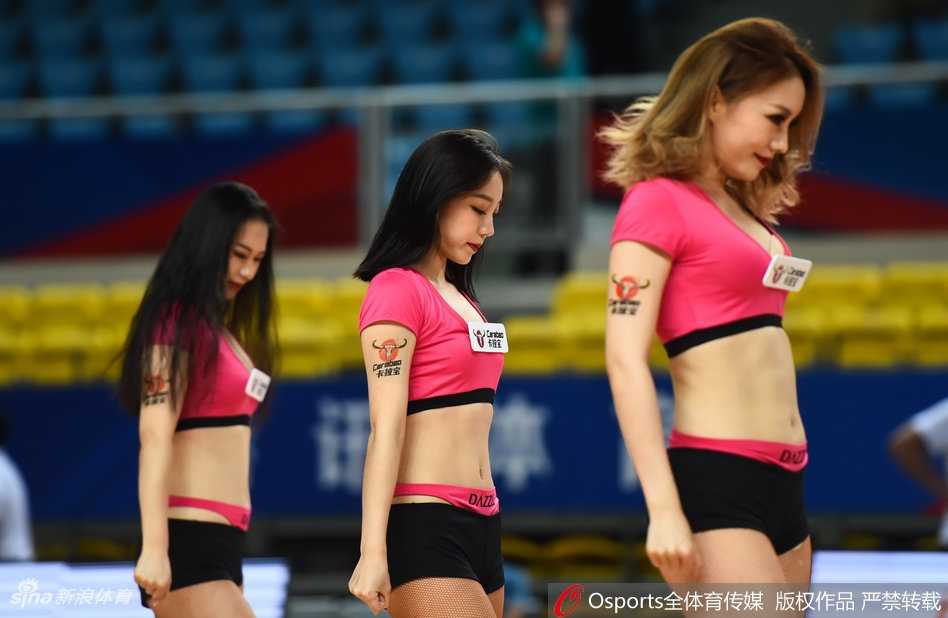 男篮亚冠赛场刮起粉红色风暴 炫舞团啦啦队热力绽放 镜头特写中,这位啦啦队员的粉红色裙摆随舞步轻盈飘动,她专注的眼神和自信的微笑,完美诠释了青春的美好与专业的魅力
