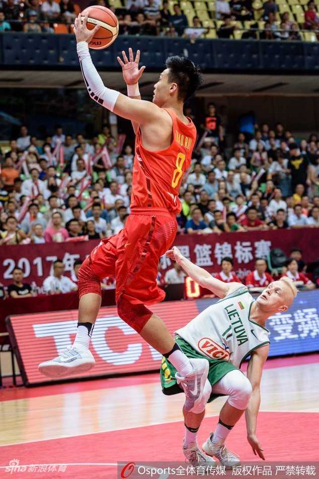 阿不都沙拉木在长人如林的篮下纵身一跃，用指尖将篮板球点向队友，他那充满灵性的拼抢和敏锐的篮板嗅觉，成为球队二次进攻的源泉。