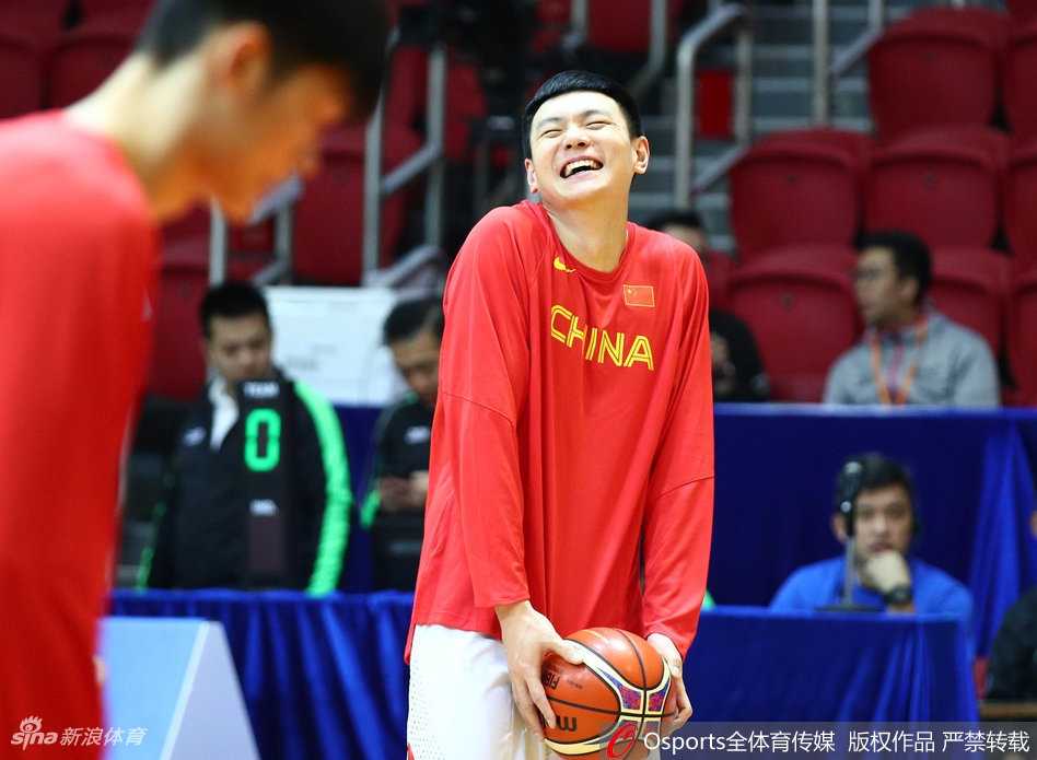 李根在底角接球后果断出手，肌肉线条在发力瞬间清晰可见，篮球应声入网激起一片涟漪。