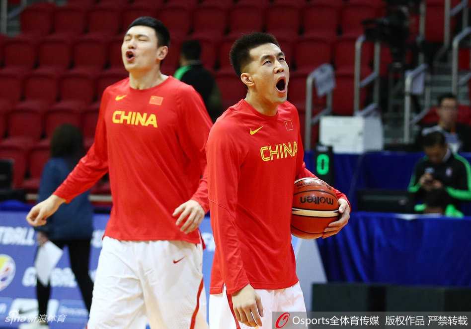 郭艾伦运球后急停跳投，眼神犀利充满杀气，皮球刚从指尖拨出带着强烈的旋转飞向篮筐。