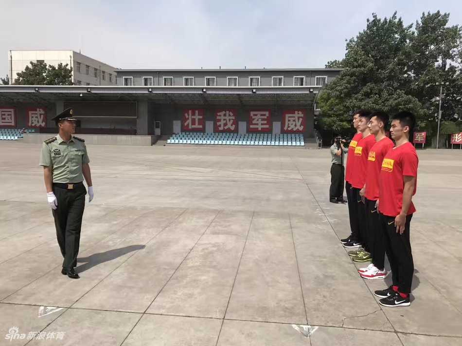 夕阳的余晖洒在年轻的队员身上，尽管一天的军训让他们的身体疲惫不堪，但每个人的脸上都写满了满足与坚定。他们围坐在一起，交流着心得体会，眼神中闪烁着对未来的渴望，仿佛在说：亚洲杯，我们准备好了！