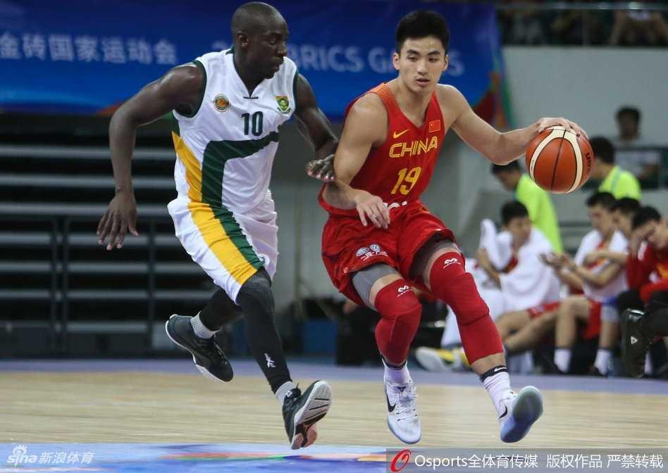 男篮蓝队对抗赛上演精彩瞬间 韩德君暴力扣篮引惊呼 内线对抗中,胡金秋奋力跃起与对手争抢篮板球,充满斗志的脸上写满了对胜利的无限渴望。