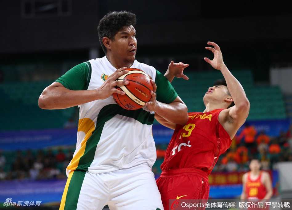 男篮蓝队对抗赛上演精彩瞬间 韩德君暴力扣篮引惊呼 胡金秋在反击中如飞天猛将般高高跃起,单手将球狠狠砸进篮筐,眼神中充满了年轻人的霸气。