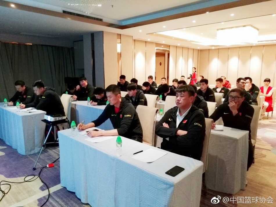 东莞市委党校祁建民教授站在讲台上，结合篮球运动的实际案例，为男篮蓝队的小伙子们生动开讲十九大精神