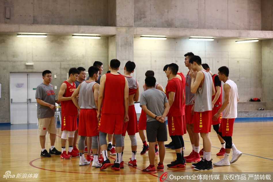 郭艾伦在训练中咬牙突破，眼神犀利如刀，汗水飞溅映出必胜的决心。