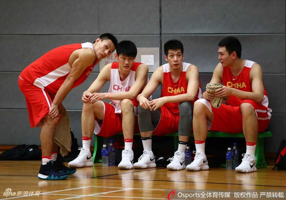 主教练杜锋在场边亲自示范防守动作，他对于细节的要求近乎苛刻，旨在打造一支作风硬朗的铁军。