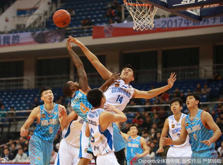 李根晃开防守人后稳稳跳投，手起刀落展现大心脏本色