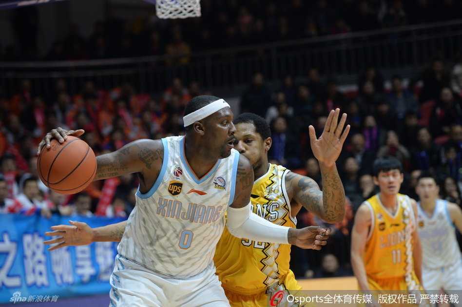 疆广厦战记:篮下铁血交锋,群星闪耀时 新疆队重型武器布莱切在禁区深处接球,他利用敦实的身躯像坦克般碾压防守,随后轻巧地完成了一记抛投,指尖的柔和手感与刚才的强硬对抗形成鲜明对比。