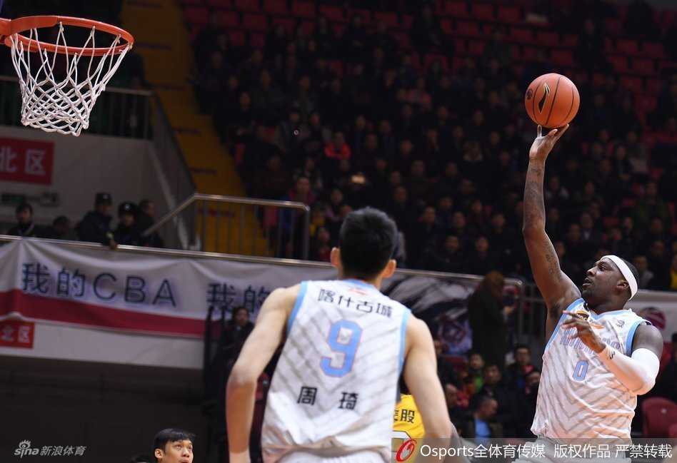 疆广厦战记:篮下铁血交锋,群星闪耀时 广厦外援福特森在严密包夹下依然奋力跃起,他在空中失去平衡的情况下,艰难地将球传给底角的队友,即使摔倒在地,他的视线也始终紧盯着篮球的方向。