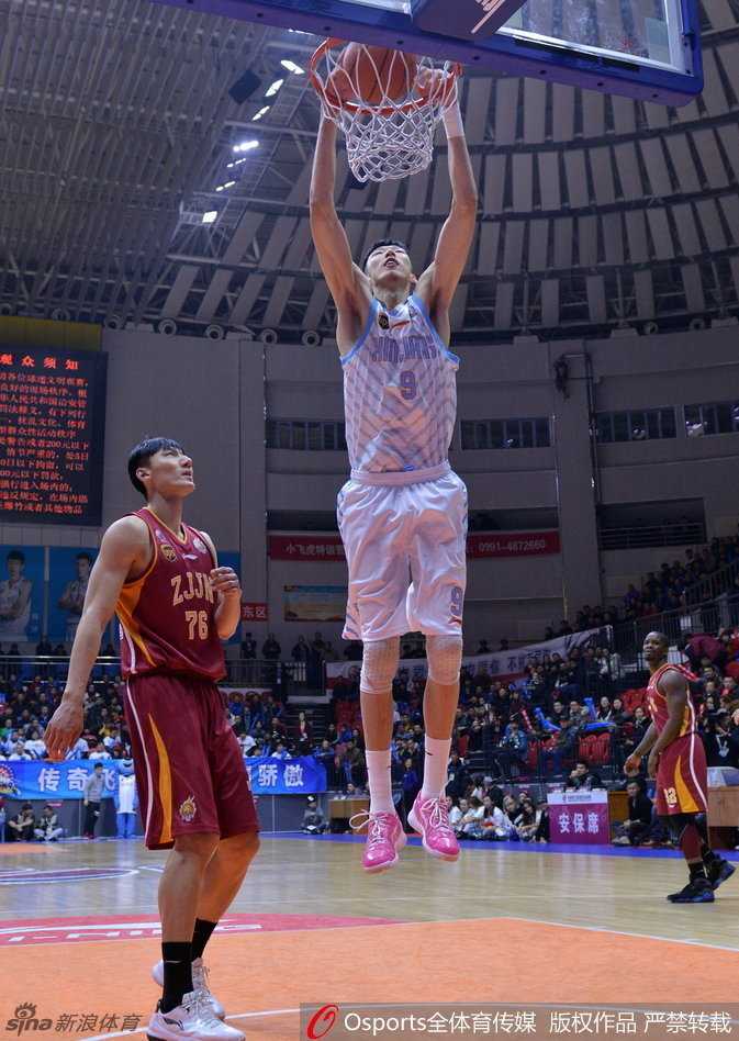 疆浙之战风云录:封盖与怒火的激情碰撞 李根面对沃伦的防守,双手抱球,眼神中充满怒火与质问