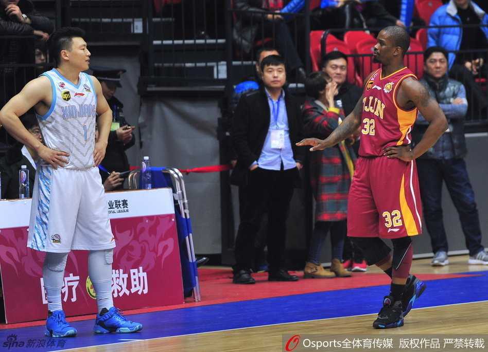 疆浙之战风云录:封盖与怒火的激情碰撞 李根在三分线外双手抱球,屈膝瞄准,准备出手三分远投