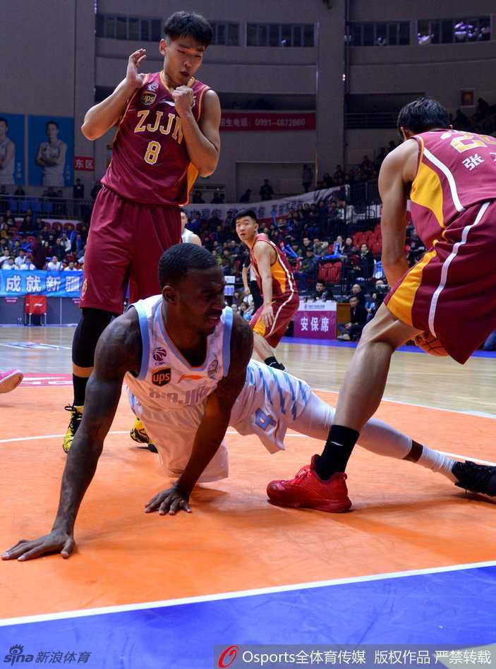 疆浙之战风云录:封盖与怒火的激情碰撞 周琦利用身高臂展优势,面对防守球员轻松上篮得手