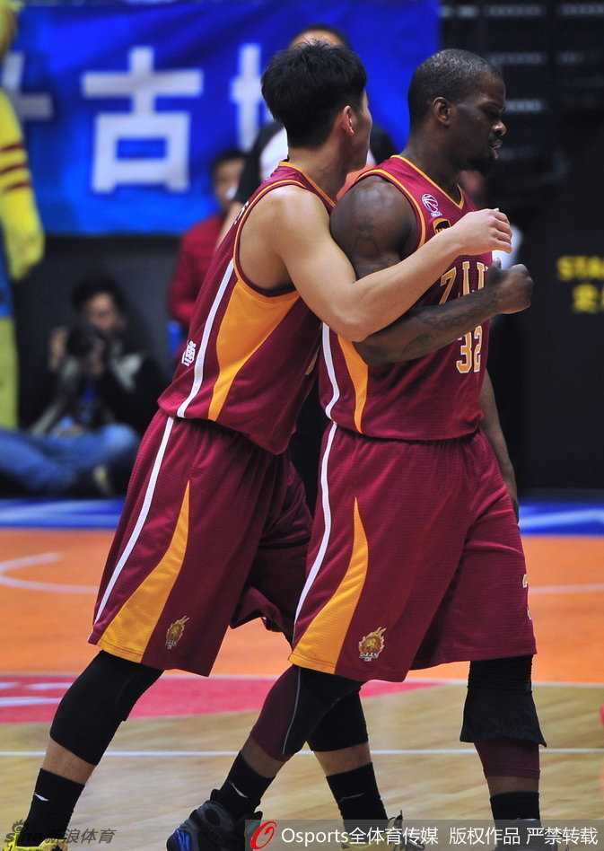 疆浙之战风云录:封盖与怒火的激情碰撞 布莱切背身单打,利用强壮身体倚住防守球员,观察队友跑位