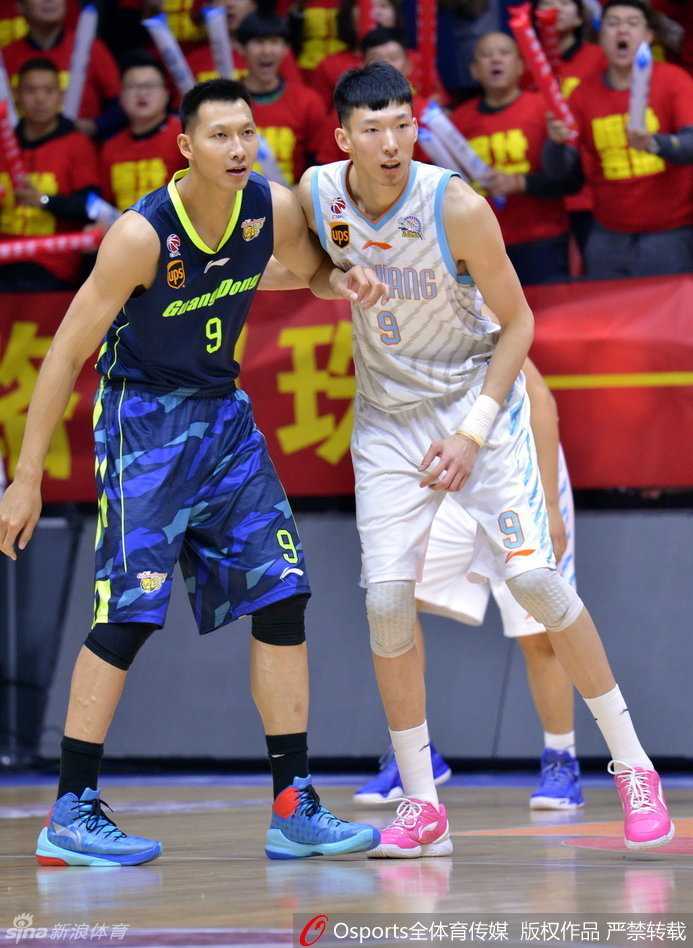 疆粤大战巅峰决,新王登基破魔咒——回顾2017CBA总决赛 易建联陷入新疆队重重围困,周琦和队友形成合围之势,阿联面框强行寻找传球路线