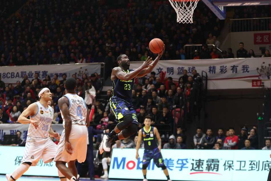 易建联在新疆队内线布拉切和俞长栋的头顶上演了一次霸气的单手补扣，他的身体在空中完全舒展，手臂如同战斧般狠狠将球砸进篮筐，整个红山体育馆瞬间鸦雀无声。