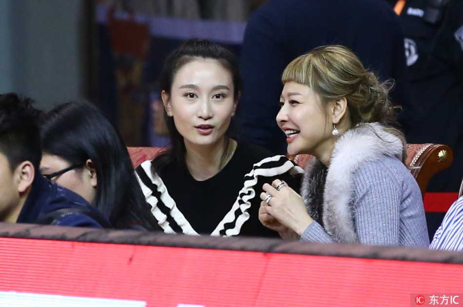 疆粤大战烽烟起:总决赛场边的温柔力量 身着一袭黑色长裙的周琦女友,安静地坐在看台上,眼神中满是对男友的关切与骄傲,即使镜头拉远,也能感受到她那份独特的优雅气质。