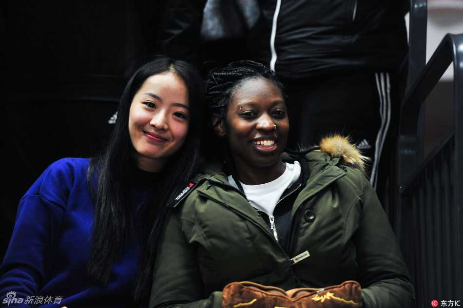 疆粤大战烽烟起:总决赛场边的温柔力量 布泽尔的妻子在场边为丈夫的精彩表现欢呼,尽管身处客场,她依然用最大的热情为爱人加油,脸上洋溢着对布泽尔重回巅峰状态的欣慰。