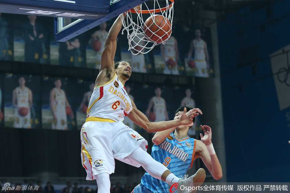 康宁汉姆在新疆队严密的防守下，依然高高跃起，以一记势大力沉的单手劈扣终结进攻，展现了他惊人的弹跳力和滞空能力。