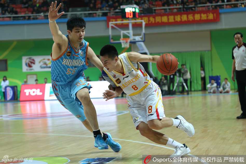 亚当斯如一道闪电般持球突破，他的眼神坚毅，步伐迅捷，瞬间撕开了对手的防线，为队友创造了绝佳的进攻机会。