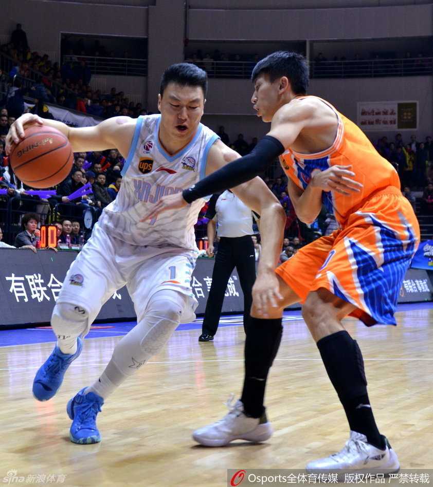 李根强突内线，肌肉紧绷对抗防守，弗雷戴特飞身封盖送上钉板大帽