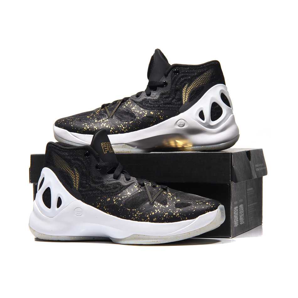 T恤背面，龙形祥云盘踞成“23”字样，纪念CBA第23载春秋，也见证了新疆飞虎书写历史的一页。