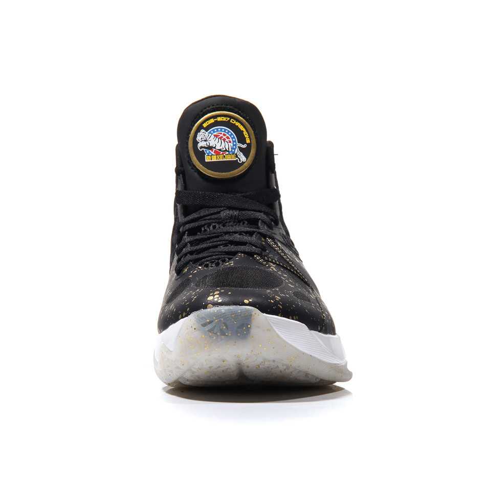 鞋舌之上，新疆队徽如勋章般镶嵌，金色的丝线绣出了飞虎的威严，诉说着专属的冠军身份。