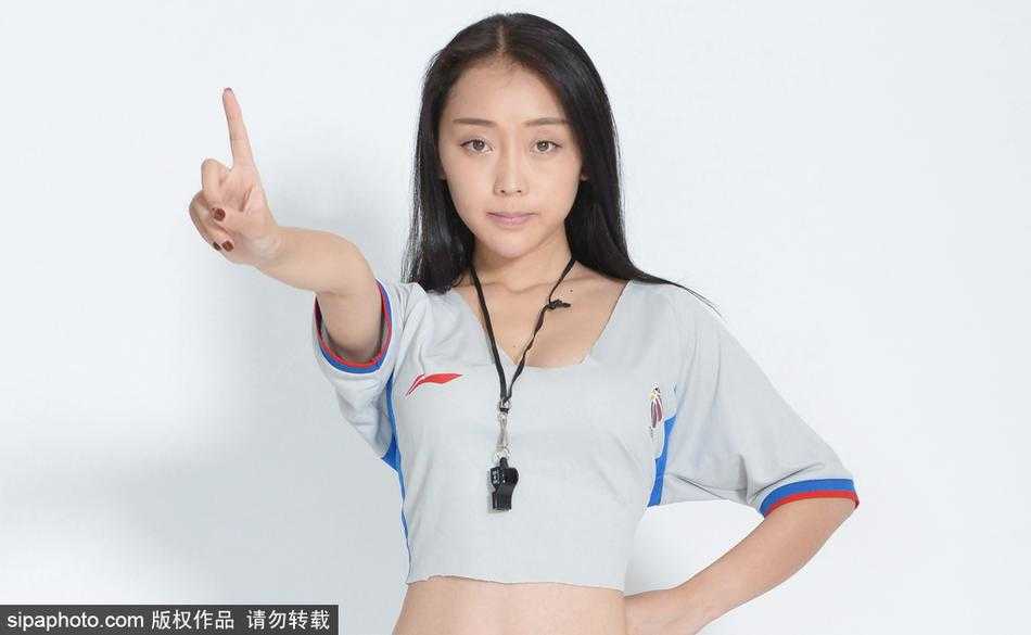 最后，五位篮球宝贝一同亮相，她们齐刷刷地指向场中央，仿佛五位美女裁判联合开球。她们青春洋溢的笑容和整齐划一的动作，将赛前的预热气氛推向了最高潮，预示着今晚的疆辽大战即将精彩上演。