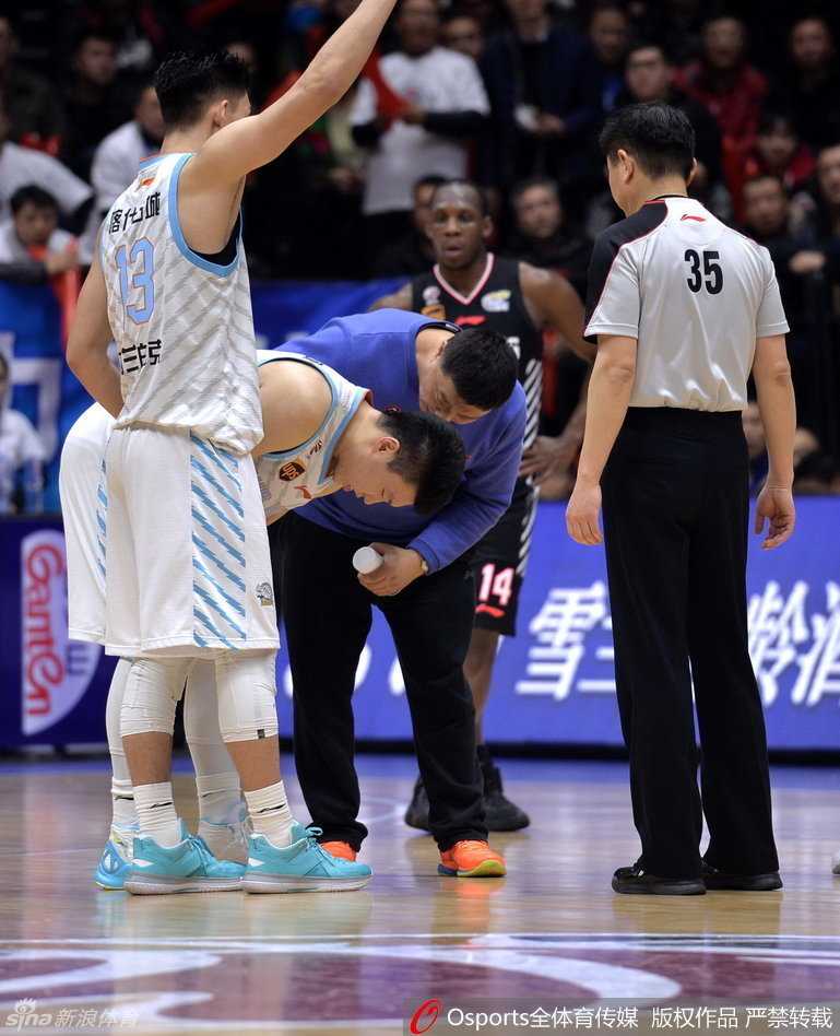 李根手捂右膝，表情痛苦，一瘸一拐地尝试移动，身后的辽宁队员刘志轩也坐在地上，似乎还未从碰撞中回过神来。