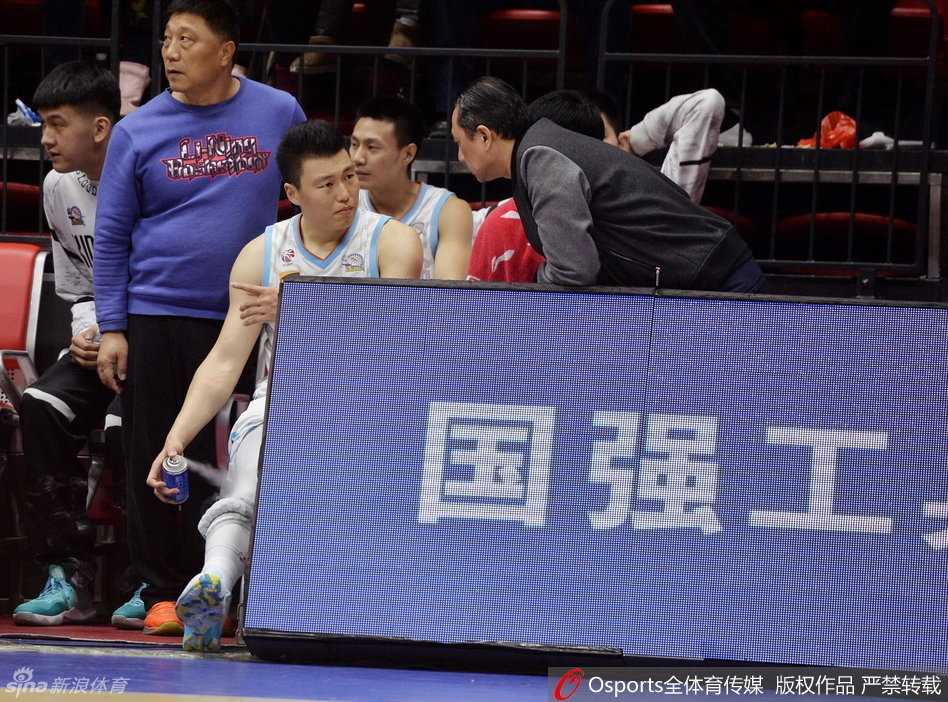 缓步走回赛场的李根，虽然已无法继续比赛，但他的身影依然激励着场上的队友，新疆队最终守住了胜利，却留下了李根伤情的悬念。