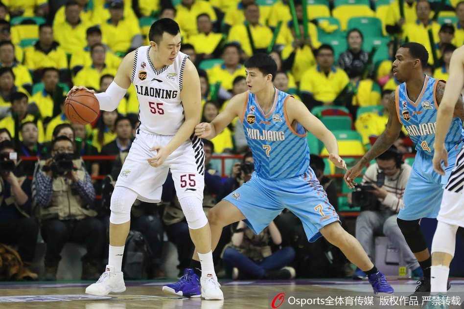 辽宁队禁区内的巨无霸韩德君，正用他庞大的身躯牢牢卡住位置，背身单打新疆防守悍将西热力江。西热力江下盘稳固，毫无畏惧，上演着一出精彩的“重量级”对决。