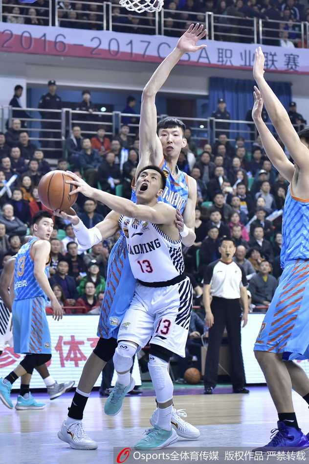 新疆队的罗旭东稳稳地将球运过半场，眼神机警地观察着队友的跑位。在他身边，外援亚当斯同样在冷静地审视辽宁队的防守布局，两人用节奏控制着比赛的脉搏。