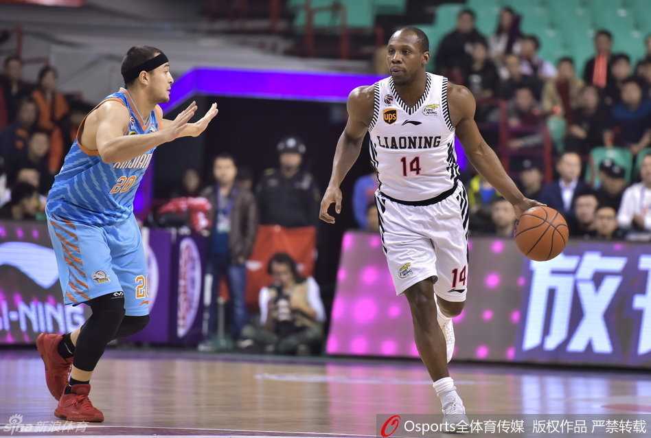 力劈华山韩德君在新疆禁区高高跃起完成双手暴扣，他怒吼着宣泄情绪，这一刻他是辽宁男篮最依仗的内线霸主。