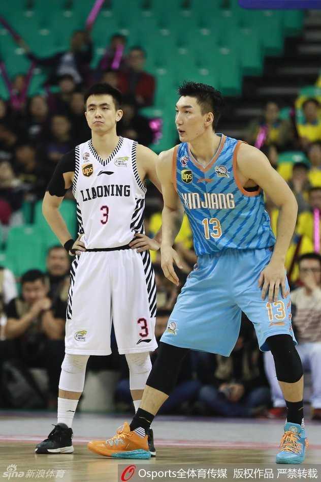 白热化拼抢西热力江张开双臂死贴防守，韩德君奋力卡位，地板上的每一寸都在诉说着疆辽大战的惨烈与胶着。