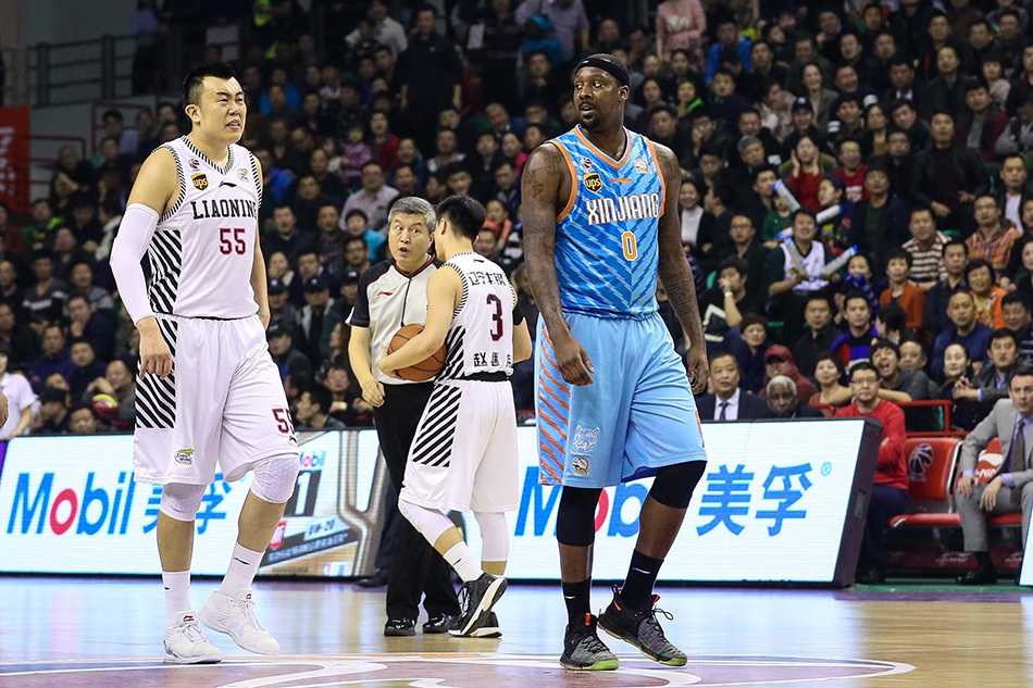 韩德君用强壮的身体死死卡住布莱切，两人在内线展开激烈肉搏，手臂纠缠在一起，汗水在空中飞溅。