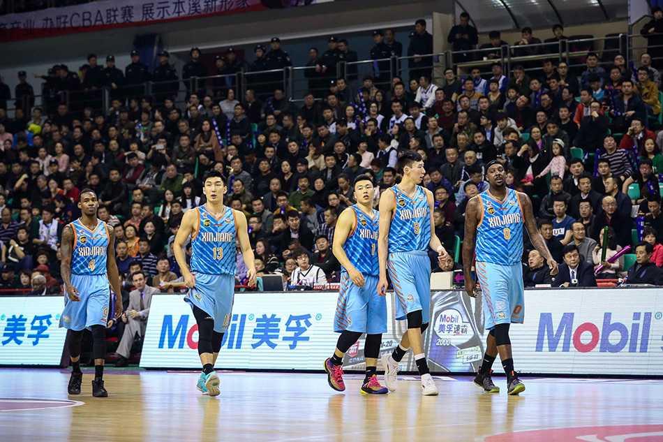 完成绝杀的赵继伟紧握双拳，仰天长啸，身旁的队友们疯狂地冲向他，这一刻他证明了自己是辽宁队最冷血的杀手。