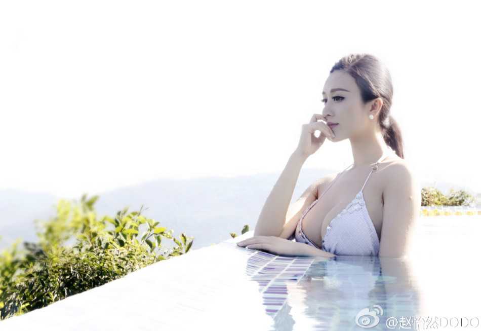 晨光中，她身穿活力跑步装，侧颜轮廓精致如画，汗水闪耀着健康的光泽，紧身布料下曲线若隐若现。