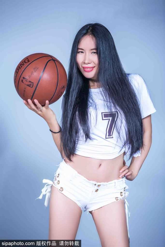 双人组合俏皮互动，青春气息透过屏幕扑面而来