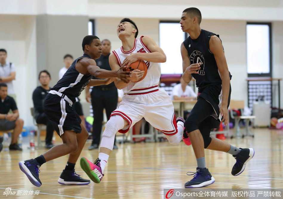 金发飘飘的美国队队长Josh在人群中格外醒目，他冷静地观察着场上的局势，即使比分落后，他的眼神中依然闪烁着不屈的斗志。