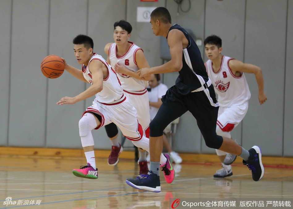 身穿15号球衣的方佳晨像一道白色的闪电，在两名美国防守球员的夹缝中强行突破，身体在空中扭曲成一张弓，篮球即将脱手而出。