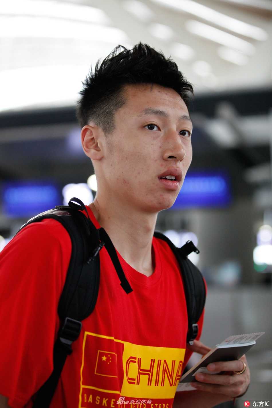 画面中队员们围成一圈，教练组在圈中心布置最后一攻的战术，从球员们紧锁的眉头和坚毅的眼神中，能感受到他们对胜利的极度渴望。