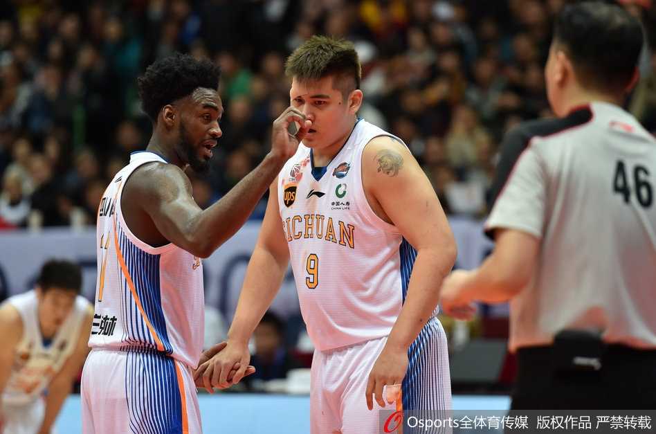 徐煜峰在篮下卡位瞬间，眼神坚毅，肌肉线条紧绷，准备迎接辽宁外援的冲击