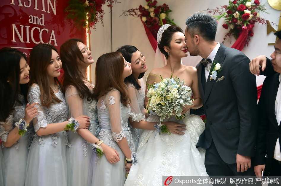 睢冉哽咽见证执子之手,男篮众星闪耀队友婚礼现场 轻松时刻,刚从美国回来的丁彦雨航神情放松,与伴郎团兄弟们开心说笑